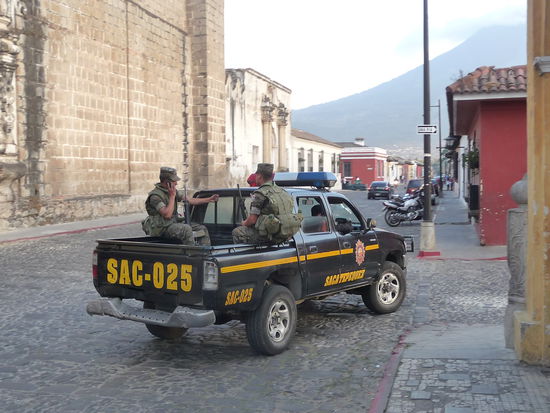 Polizei ist allgegenwärtig in Antigua