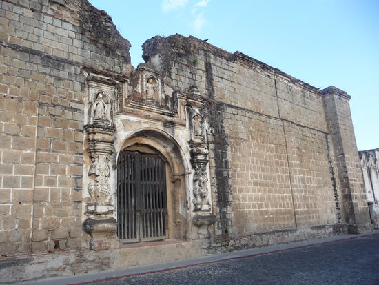 Kirche Santa Clara erbaut 1699 und später durch Erdbeben zerstört. Früher lebten hier bis zu 50 Nonnen.