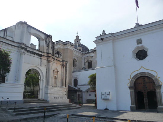 Kirche San Francisco el Grande wurde bereits 1543 durch Franziskaner erbaut und ist die zweitälteste Kirche in Antigua.Sie ist Wallfahrtziel der Einheimischen weil dort u.a. auch das Grab von Pedro de San Jose de Betancur liegt.