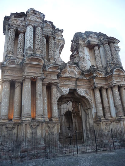 Kirche El Carmen im Stil des Spätbarock so wie es auch an der Kirche La Merced und der Ermita de la Santa Cruz zu sehen ist die am südöstlichen Stadtzentrum steht und von der es hier kein Foto gibt.
Diese 3 Kirchen gehören sicher mit zu den prächtigsten in Antigua.