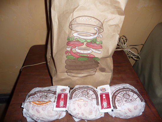 Auch das mußte natürlich wieder sein....Besuch bei Burger King 3 Cheesburger für 29 Quetzal = ca. 2,60 Euro was nach den völlig überhöhten Preisen im mexikanischen Yucatan endlich mal wieder erschwinglich ist