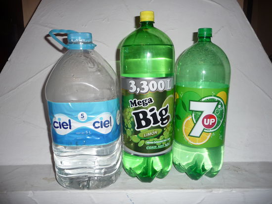 Meine Minibar - Links 5 Liter Kanister Wasser für 6,65 Pesos = 0,40 Euro , mitte 3,3 Liter Limonade für 8 Quetzal = 0,72 Euro und rechts 3 Liter 7 UP Limonade für 18 Quetzal = 1,62 Euro wobei die ersten beiden Supermarktpreise waren.