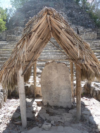 Stele in der Coba Gruppe