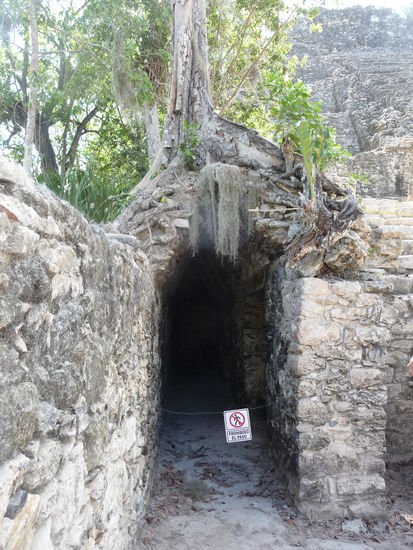 Tunnel an der Pyramide La Iglesia - Coba Gruppe