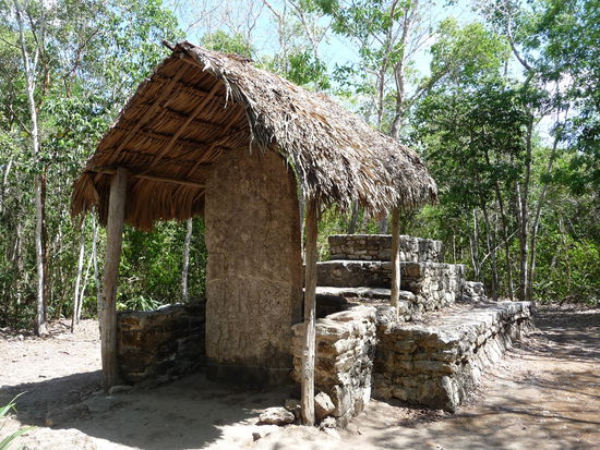 Weitere Stele auf der wie auch auf anderen leider nicht mehr so viel zu sehen ist wegen der Verwitterung.