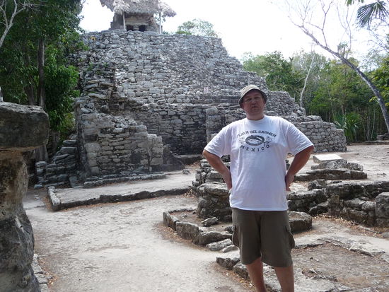 Ich vor der Pyramide mit kleinen Kammertempel der Conjunto Pinturas Gruppe