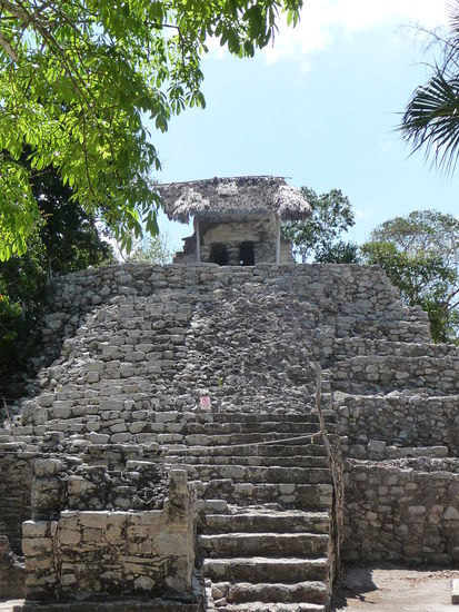 Türstützen und Friese sind farbig bemalt deshalb auch der Name Conjunto Pinturas