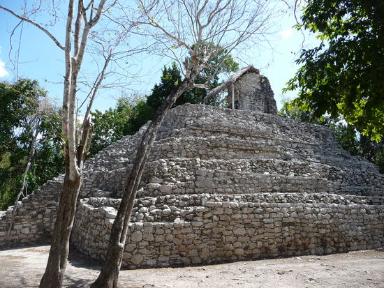 Pyramide mit Kammertempel von der Seite