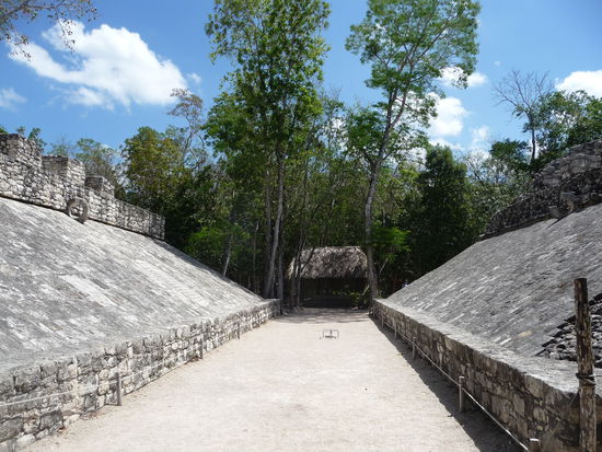 Der 2. Ballspielplatz in Coba kurz vor der Nohoch Mul Gruppe