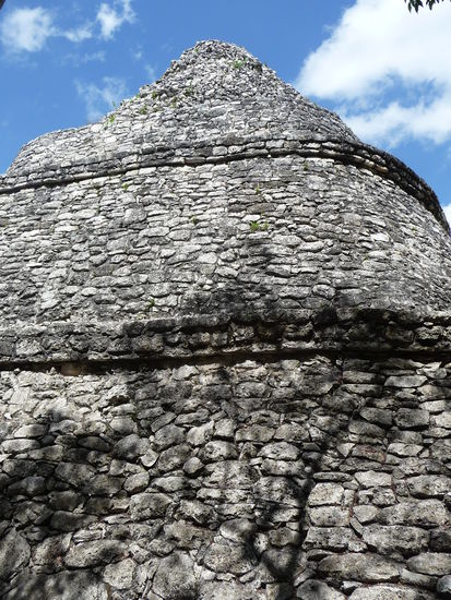 Xai Be - Ovaltempel der mit seiner Bauweise der runden Kanten eine Ausnahmeerscheinung bei den Mayas ist.