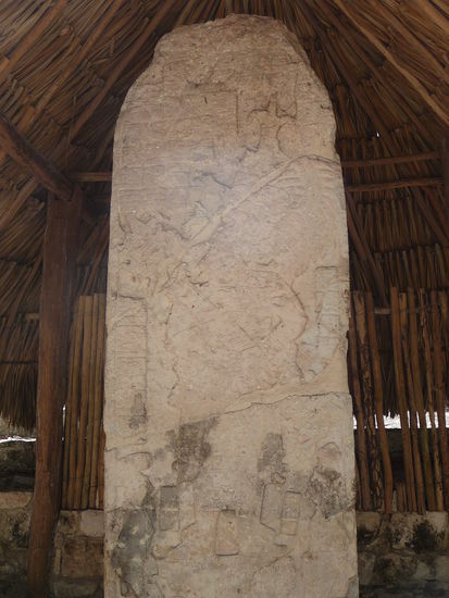 Stele an der Pyramide El Castillo der Nohoch Mul Gruppe