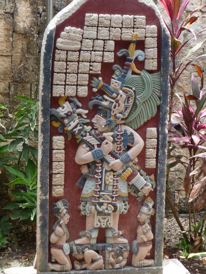 Hier die Nachbildung der Stele im oberen Foto. So sah diese ursprünglich mal aus !!