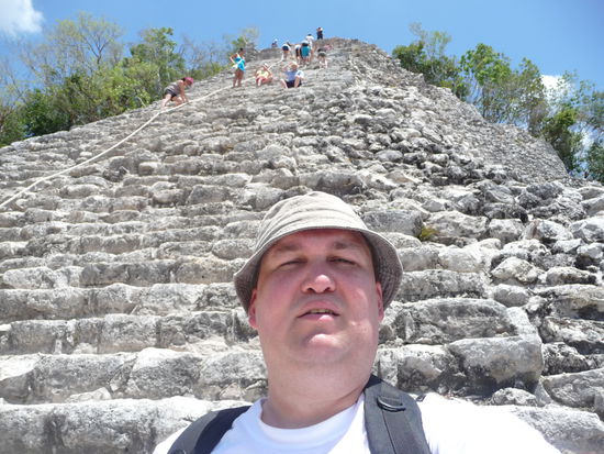 Ich beim Aufstieg der Nohoch Mul Pyramide