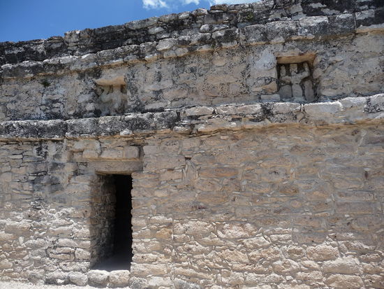 Ritualraum oben auf der Nohoch Mul Pyramide der u.a. für Blutopfer für die Götter genutzt wurde.