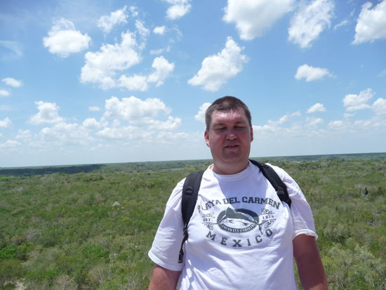 Ich auf der El Castillo ( Nohoch Mul ) Pyramide. Wie man sieht blendet die Sonne etwas meine Augen