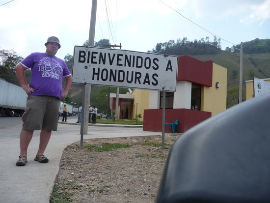 Ich an der Grenze zu Honduras links im Hintergrund LKW Stau