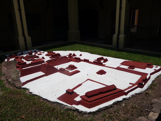 Modell von Copan - Im Vordergrund der Große Platz mit seinen Stelen, in der mitte Tempel 26 und Ballspielplatz und ganz links der südliche Teil mit der Akropolis und West und Osthof mit seinen Tempeln.Der östliche Teil der Akropolis in der mitte links am Rand zu sehen ist durch Bettverlagerung des Flußes Rio Copan zerstört worden und heute nicht mehr vorhanden.