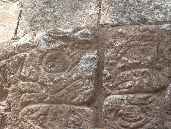 Reliefarbeiten mit Masken am Tempel 11