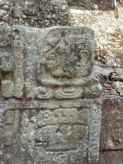 Reliefarbeiten mit Masken am Tempel 11