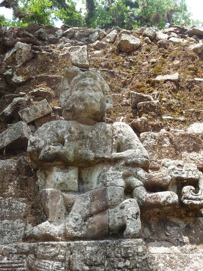 Weitere Gottesfigur am Tempel 11
