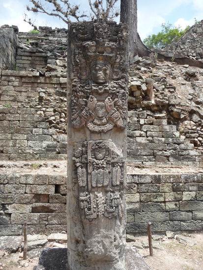 Stele P von Herscher K ak Chan Yopaat ( Rauch Imix Gott K). Er war der bedeutenste Fürst in Copan  578 bis 628 n. Chr.