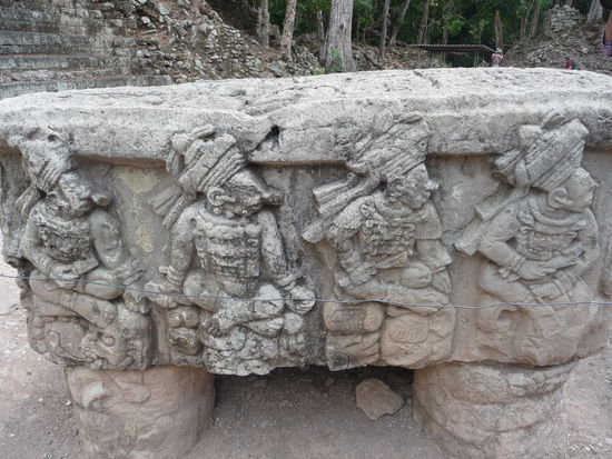 Altar Q vor Tempel 16 wurde vom 16. Herscher Yax Pak 776 in Auftrag gegeben und zeigt Ihn und seine Vorgänger in chronologischer Reihenfolge