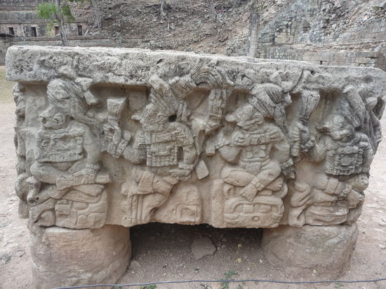 Altar Q von Herscher Yax Pak