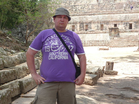 Ich im Westhof von Copan mit Tempel 11 im Hintergrund