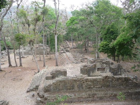 Struktur 29 ( Cementerio Gruppe ) mit Tempel 40 vorne und Tempel 41 hinten links