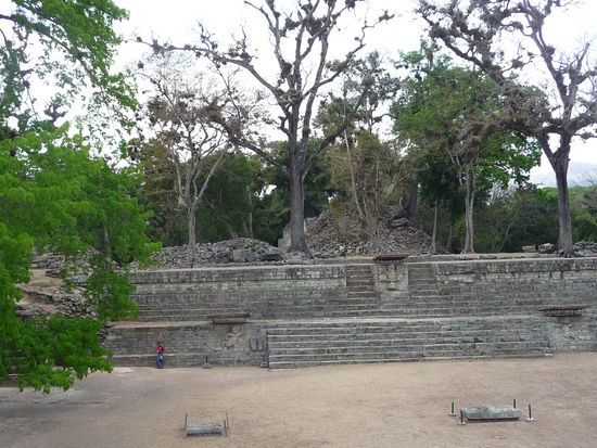 Osthof mit Jaguartreppe gegenüber Struktur 19 angrenzend an Tempel 22