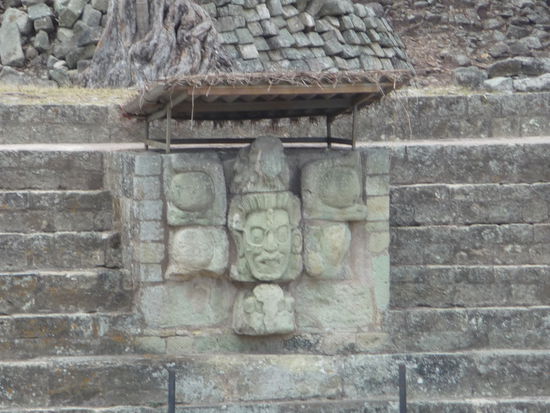 Maske an Jaguartreppe im Osthof gegenüber Struktur 19