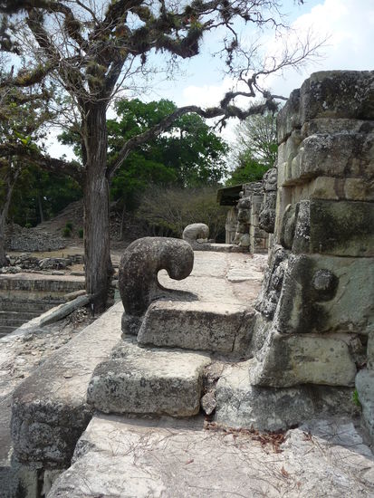 Tempel 22 mit Schlangenzahnskulpuren