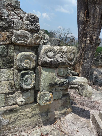 Skulpturen am Tempel 22