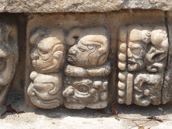 Masken Motive an der Unterseite von Eingang Tempel 22