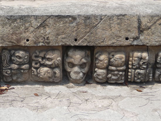 Schädelmotive an der Unterseite vom Eingang Tempel 22