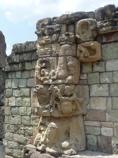 Verlassene Säule am Eingang Tempel 22