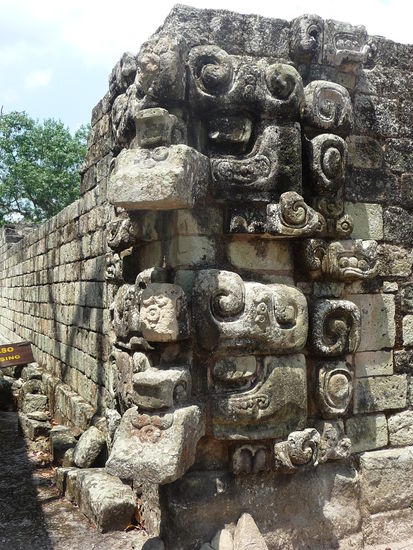 Skulpturen des Regengotts Chak am Tempel 22