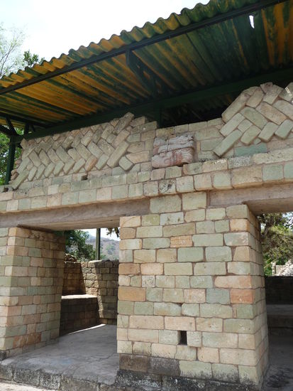 Das Kreuzmuster auf dem Mauerwerk von Tempel 22 A  ist ein Symbol für die Macht