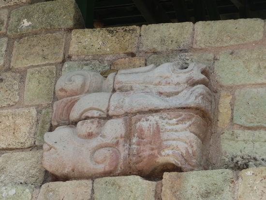 Fisch Skulptur am Tempel 22 A