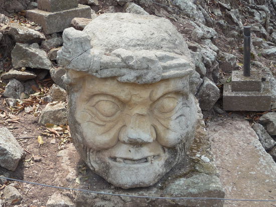 Skulptur des Haupts vom alten Mann auf Tempel 11