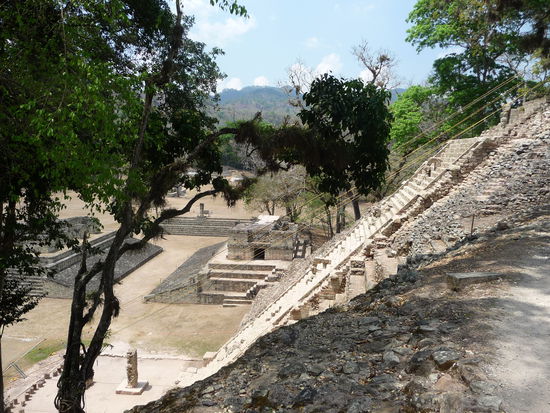 Blick auf Tempel 26 und Ballspielplatz von Copan