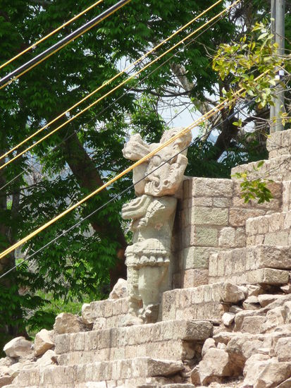 Eines von 6 Figuren die frühere Könige von Copan auf der Treppe der Hieroglyphen darstellen