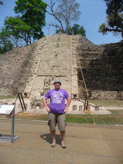 Ich vor dem 21 m hohen Tempel 26 oder besser bekannt unter Hieroglyphentreppe