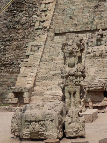 Stele M vor Tempel 26