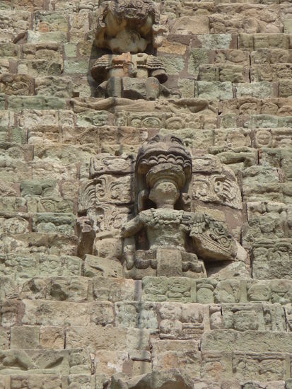 2 Figuren von 6 die Könige aus Copan auf der Hieroglyphentreppe darstellen. Rings um die Figuren kann man deutlich die Inschriften
 ( Hieroglyphen ) an den Treppenstufen erkennen die dem Bauwerk Ihren Namen gaben. Verteilt auf 2200 Blöcke wird hier die Geschichte von Copan erzählt.Es ist der längste zusammenhängende Text der Mayakultur.