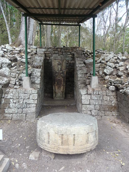 Altar am Großen Platz mit Stele I