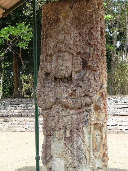Stele H stellt   König Uaxaclayuun Ub aah K awill wahrscheinlich in der Rolle des Maisgotts.