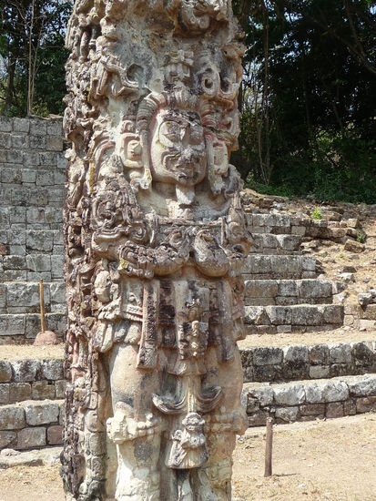 Stele D am nördlichen Ende des Großen Platzes