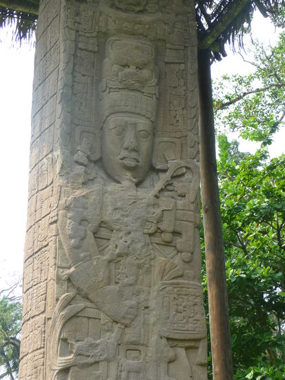 Stele E mit Fürst " Stürmischer Himmel "