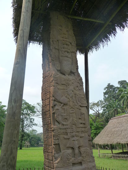 Stele F ist über 7 m hoch